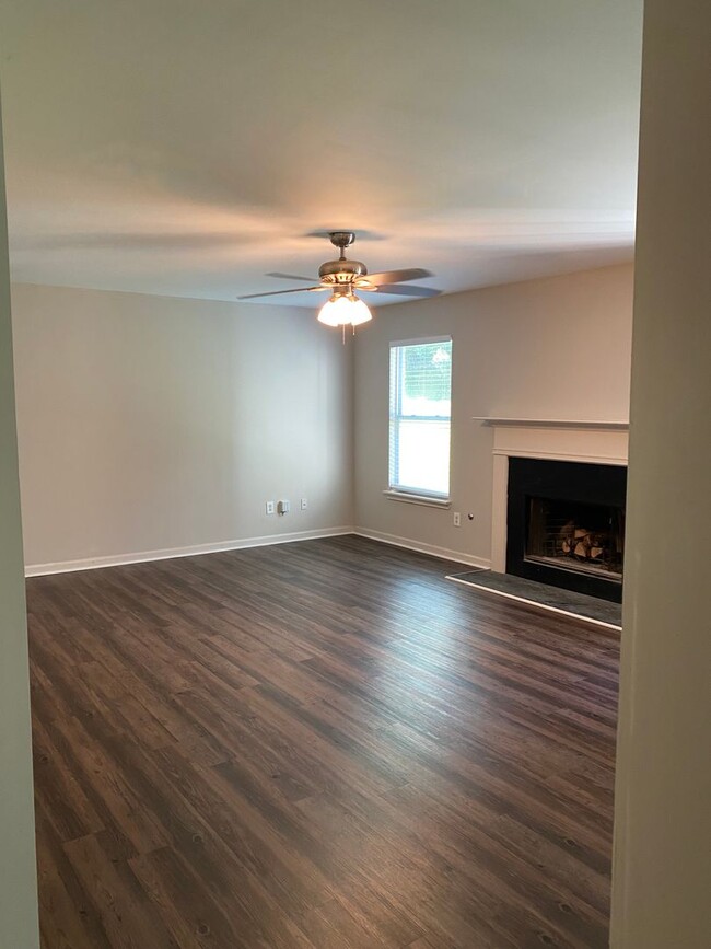 Building Photo - Updated 4 Bed/2.5 Bath in Great Swim/Tenni...