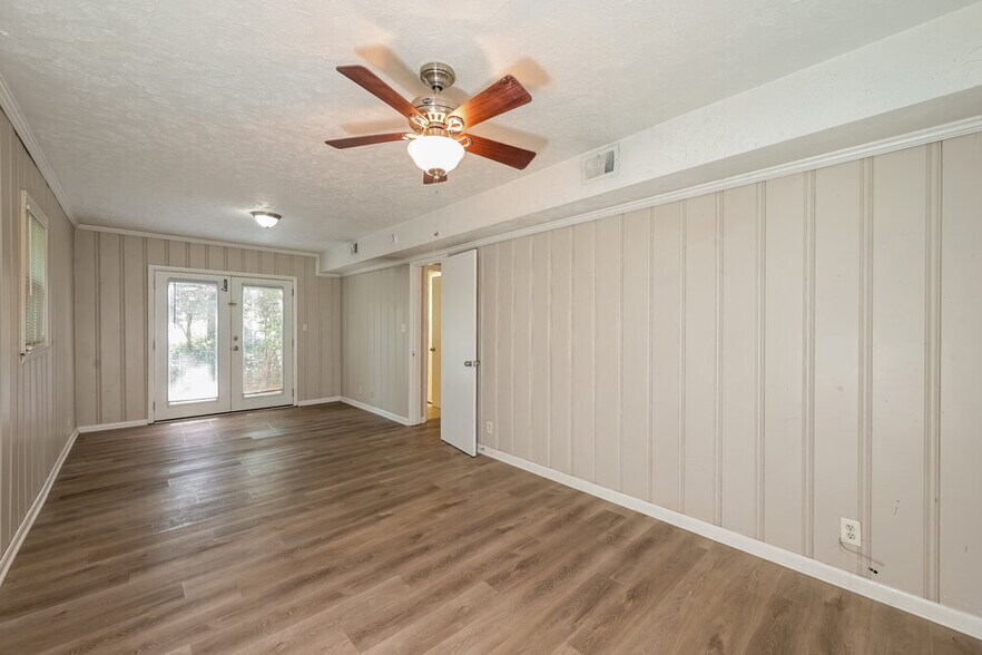 Building Photo - 2407 Oakridge Ct