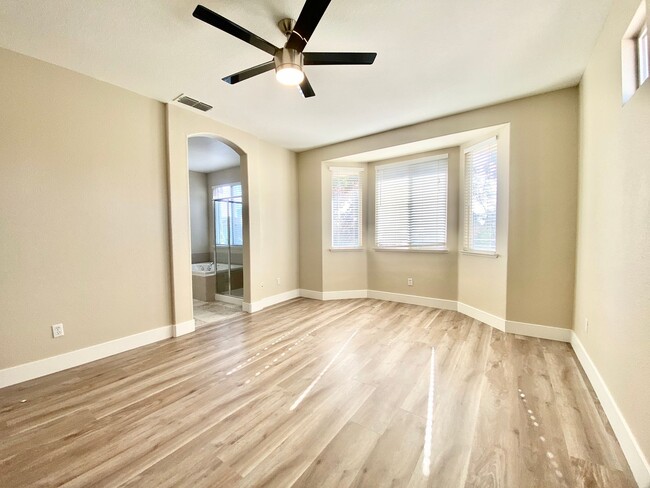 Building Photo - NEWLY RENOVATED, VERY CLEAN 5 BED, 3 BATH,...