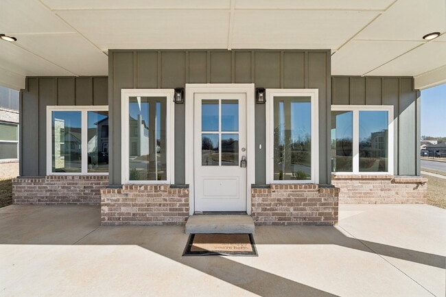 Building Photo - Fully Furnished 4 Bedroom + Bonus Room
