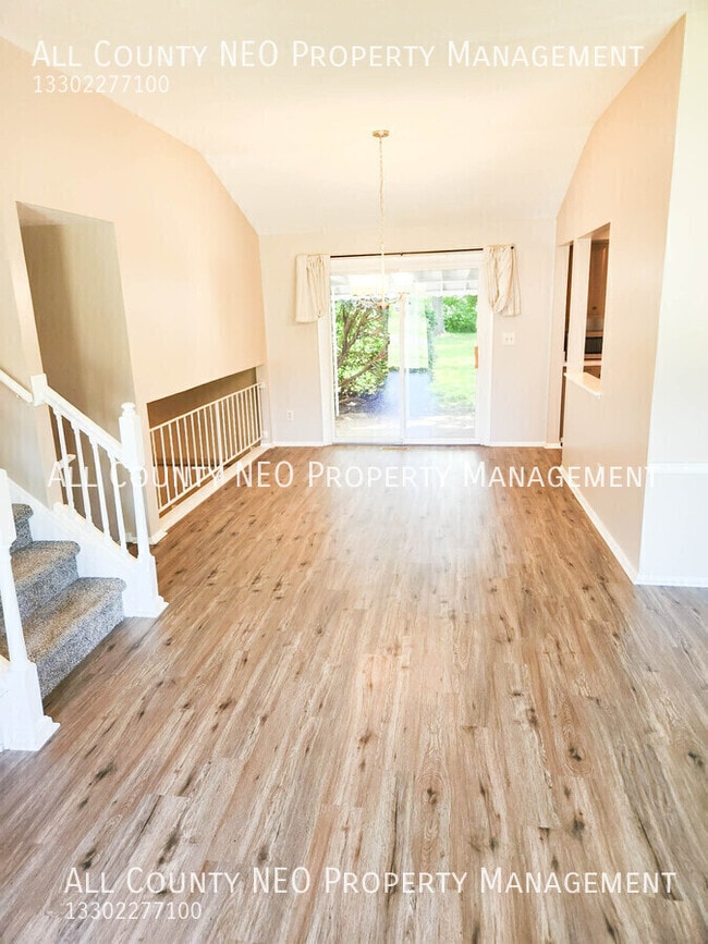 Building Photo - 5727 Carolyn Dr
