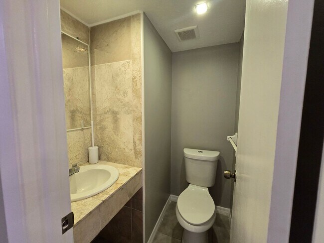 Building Photo - Arlington Townhome - 3 Bedroom 2.5 Bath