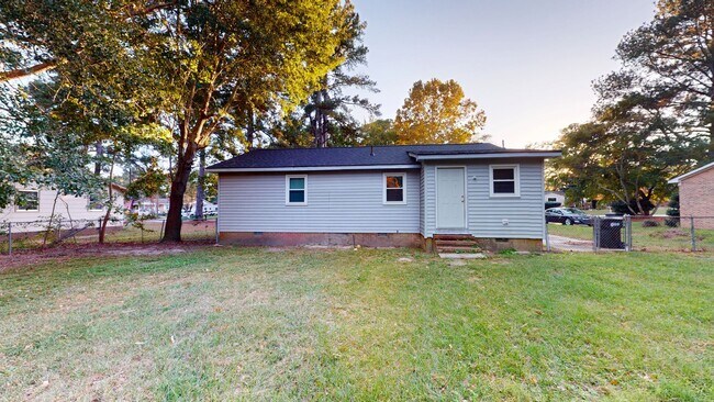 Building Photo - Well Maintained 3 Bedroom Home with Covere...