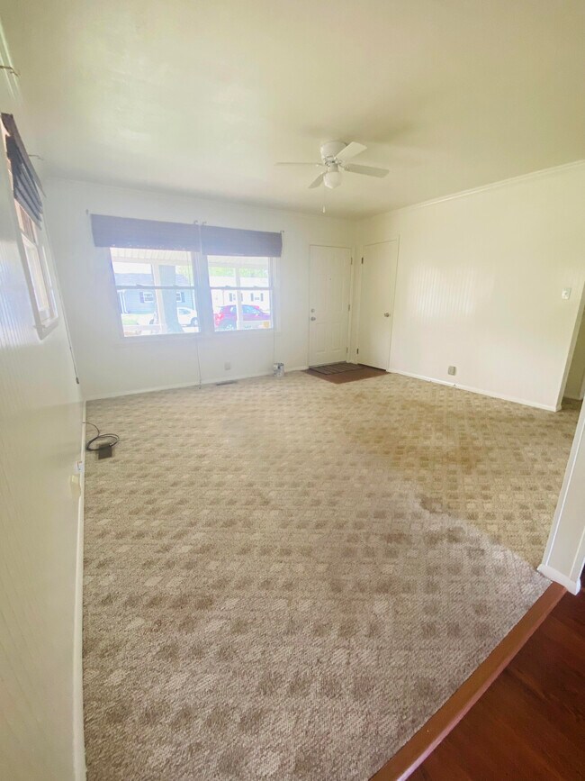 Living Room - 2905 S Chippewa Ln