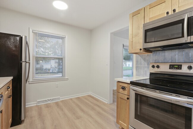 Building Photo - 1003 E Hopkins Dr