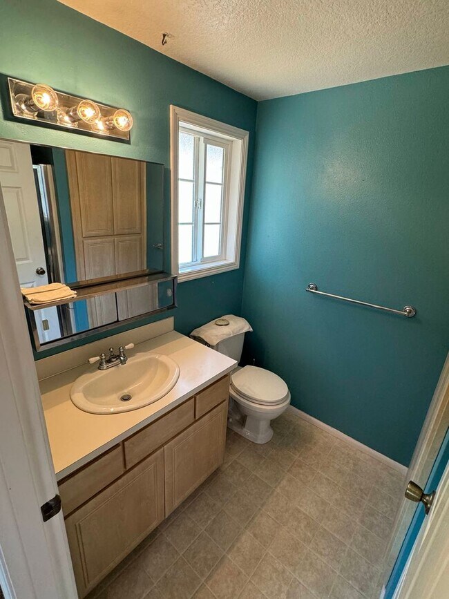 Building Photo - 3 Bedroom House off Harlow Rd.