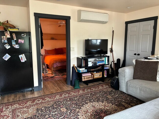 Building Photo - Charming and secluded Westside Bend apartment