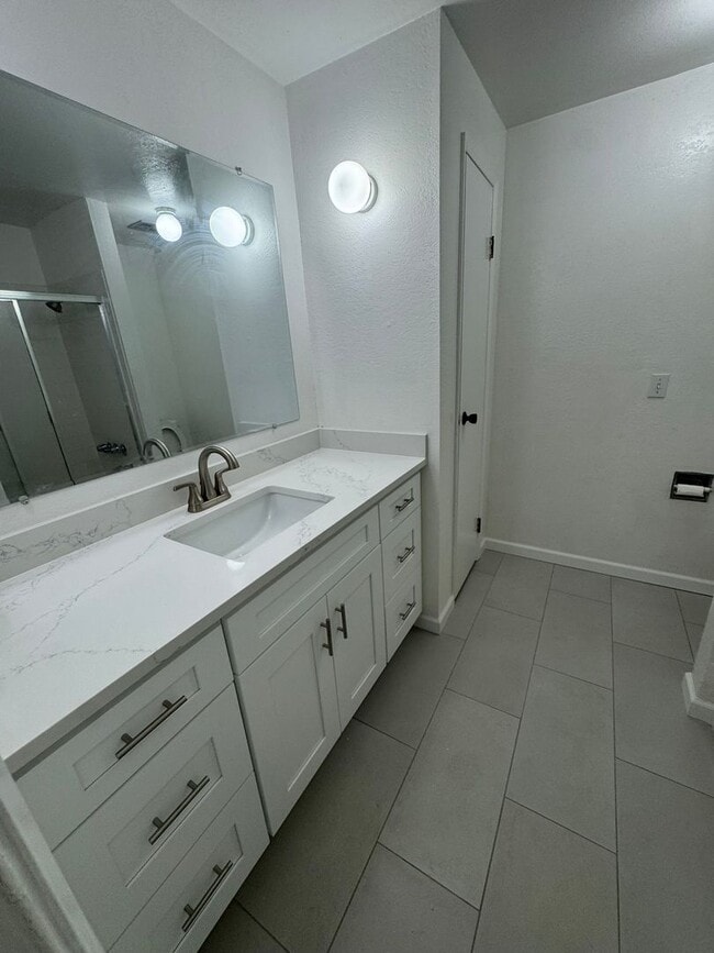 Building Photo - 1Bd/1Ba Redmond Condo