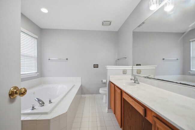 Building Photo - 512 Normandy Ln