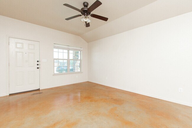 Building Photo - 613 Kendra Dr