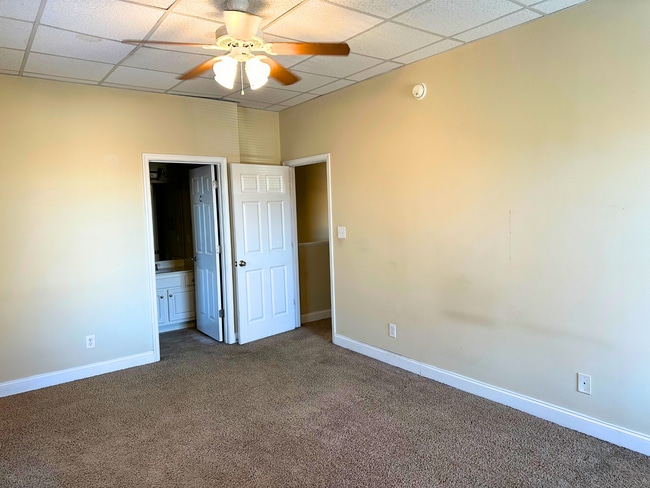 Building Photo - Upper Level Apartment in Wyndhurst with Gr...