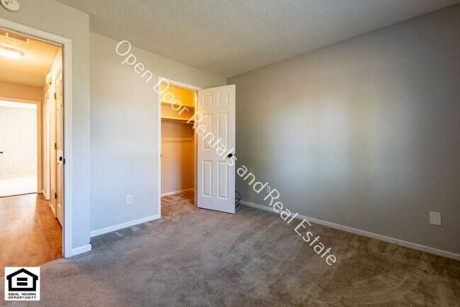 Building Photo - 4934-4936 Vermont Ln