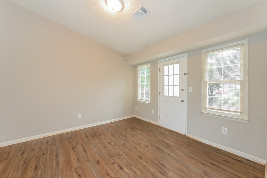 Building Photo - 411 Cindy Dr SE