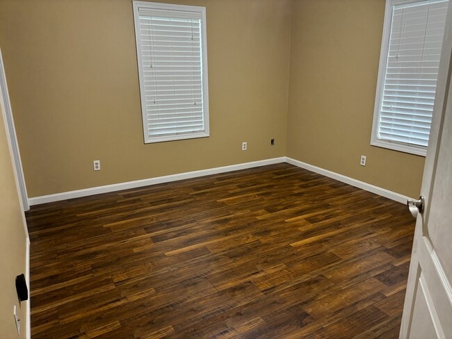 Building Photo - 402 Susannah Ave