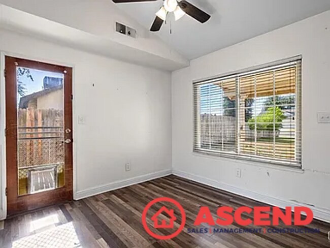Building Photo - Lovely Home In Southwest Bakersfield!