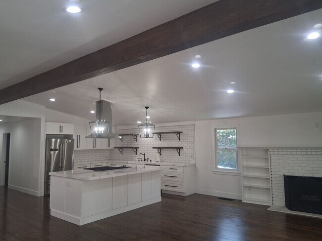 Building Photo - Midtown Charm Meets Modern Luxury