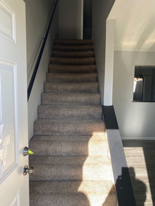 Building Photo - Two Level Condo in SW Columbia