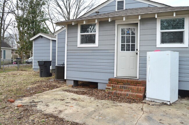 Building Photo - 3 Bedroom 1 Bathroom