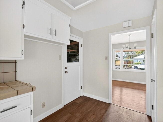 Building Photo - Single level home, convenient, charming neighborhood