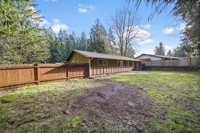 Building Photo - Classic rambler has 3 bedrooms, 1.75 baths, North Thurston School District