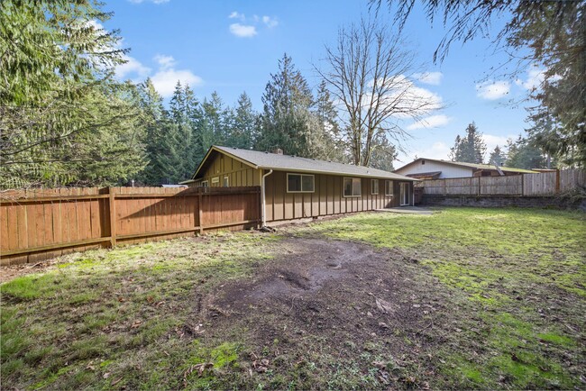 Building Photo - Classic rambler has 3 bedrooms, 1.75 baths...