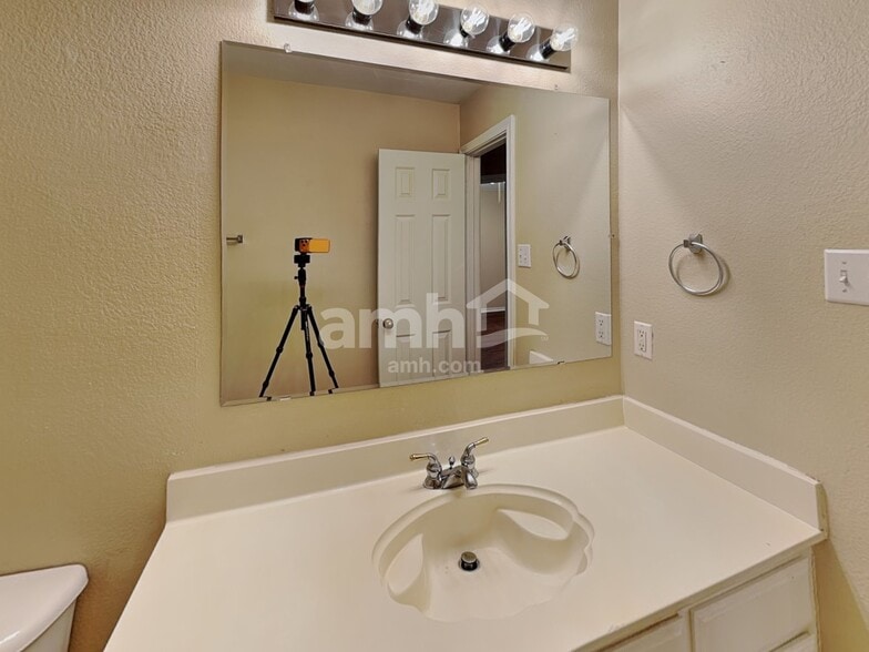 Building Photo - 909 Remington Dr