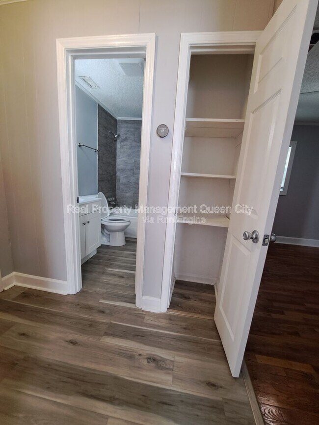 Building Photo - 112 Miller St