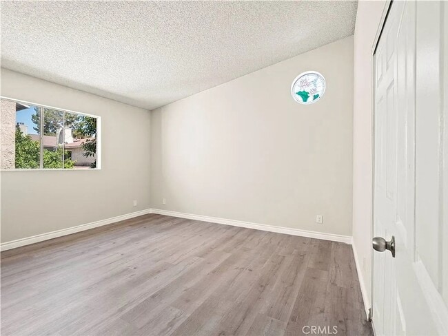 Building Photo - Luxurious 2-Bedroom Townhome with Loft in ...