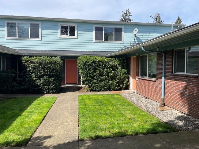 Building Photo - Lower 2bed/1bath in Alberta Arts! Off street parking, dw, hardwoods, all dogs welcome!