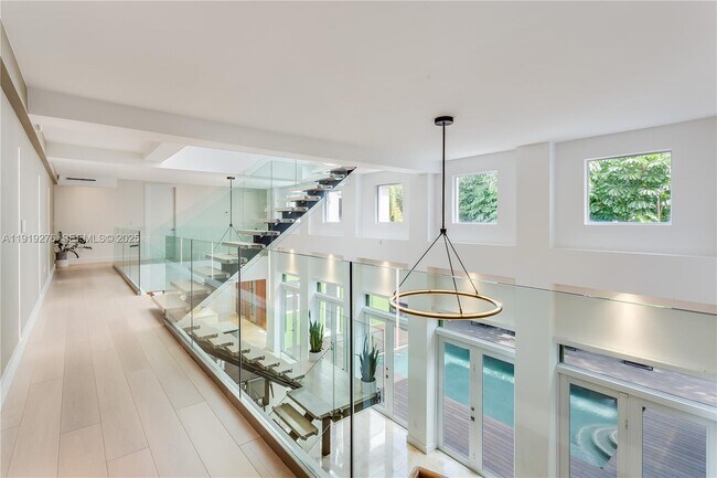 Building Photo - 1701 Espanola Dr