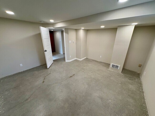 Building Photo - Sunset Hill Home