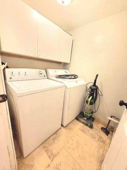 Building Photo - 3061 S Ursula Cir