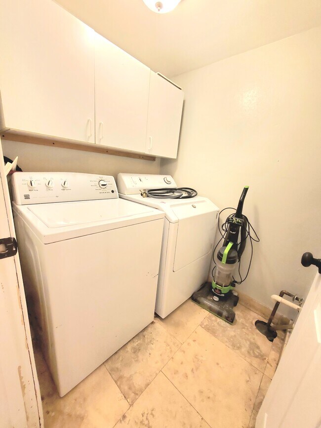 Building Photo - 3061 S Ursula Cir