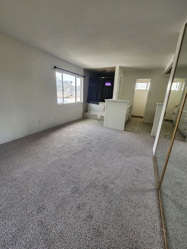 Building Photo - SPACIOUS 3BR / 2BA unit with Covered Parki...