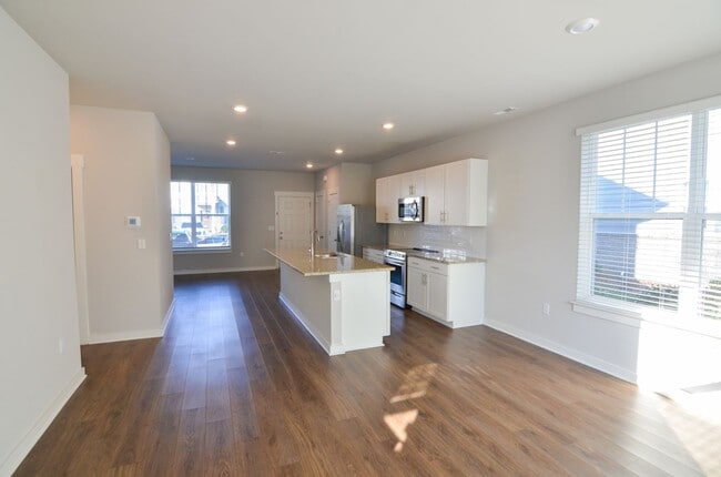 Building Photo - Beautifully Maintained Townhome in a Prime Location