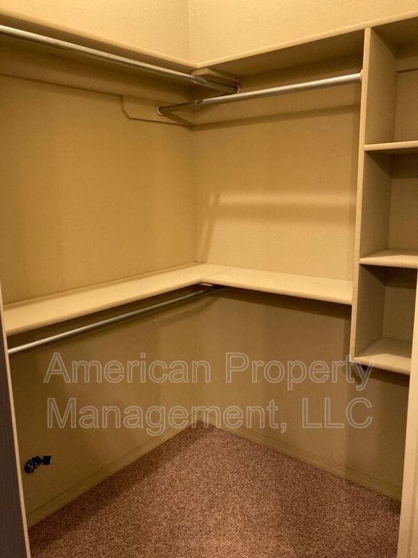 Building Photo - 15609 S Broadway St