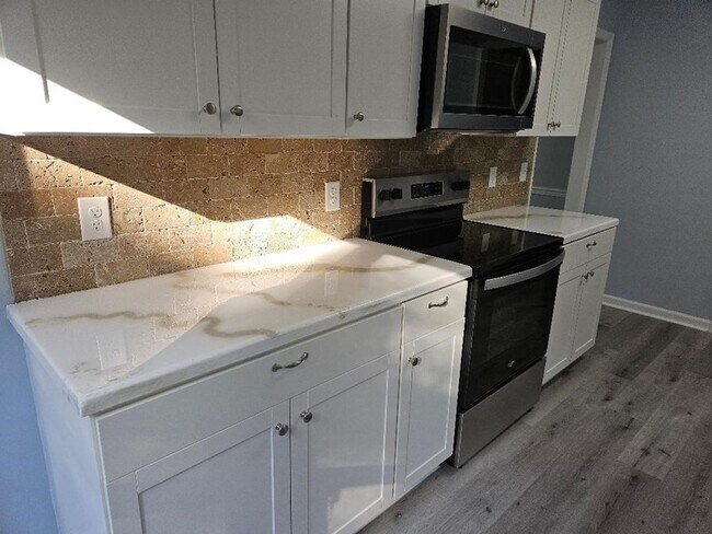 Building Photo - FOR RENT in NORTH COLUMBUS - Double Churches Area - Available Now!