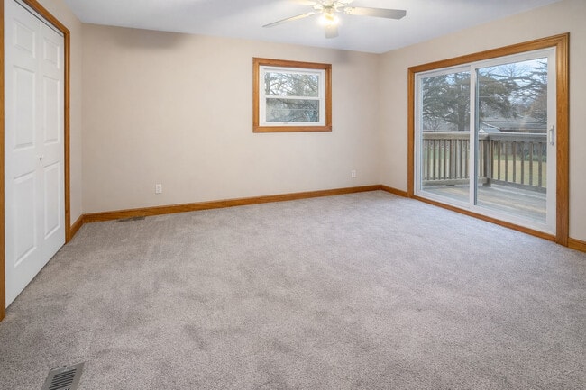 Building Photo - 1414 W Northeast Shore Dr