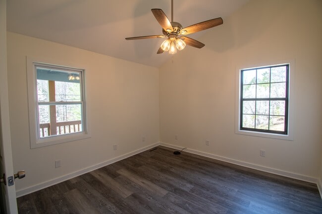 Building Photo - 2680-A River Heights Rd