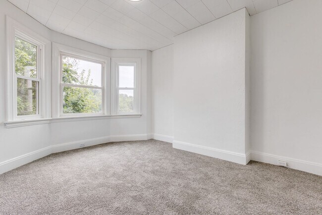 Building Photo - AVAILABLE August 2026 - Fully Renovated Mount Washington Charmer with Historic Details & Modern U...