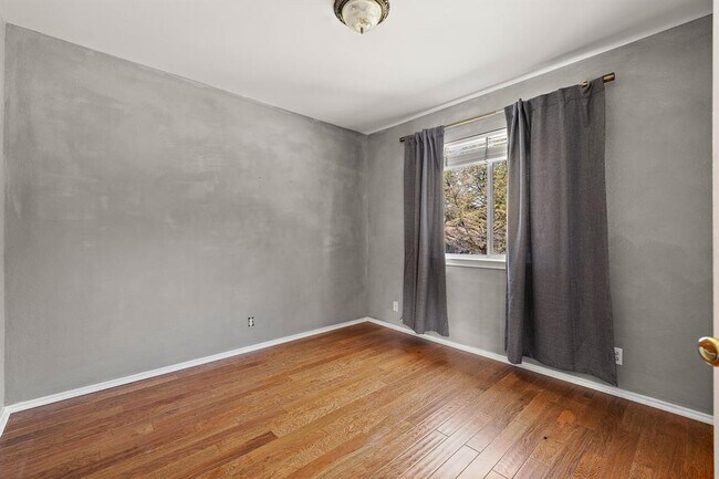 Building Photo - 400 Debora Dr