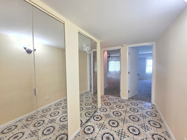 Building Photo - 350 Plum Creek Dr
