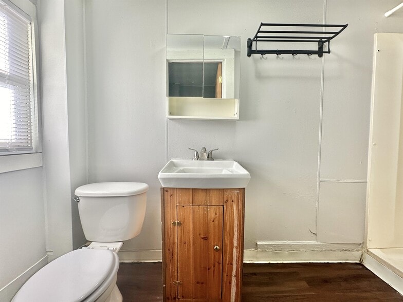 Building Photo - 957 W Grand Ave