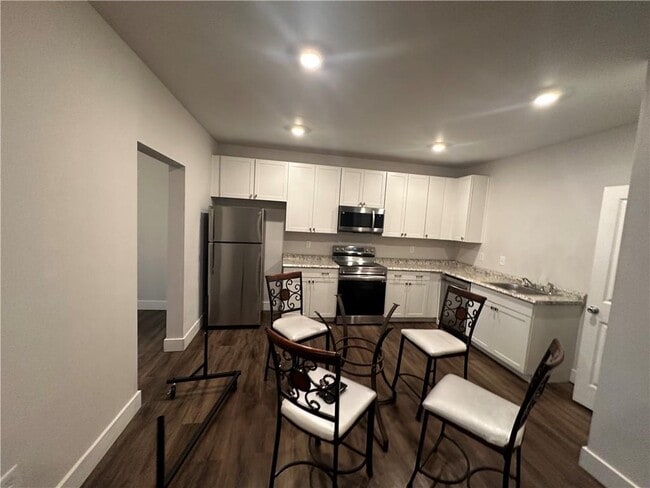 Building Photo - 370 Crestbrook Ln