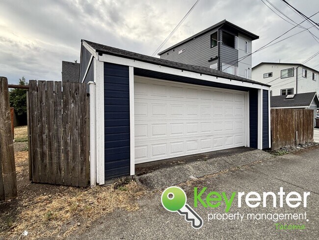 Building Photo - Unique 3-Bedroom Tacoma Home with Fenced Y...