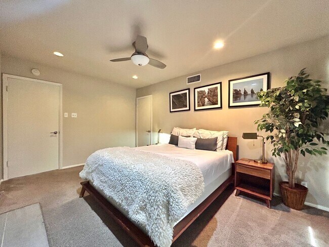 Building Photo - Luxury 1 Bed, 1.5 Bath Loft with Spectacular Downtown City Views