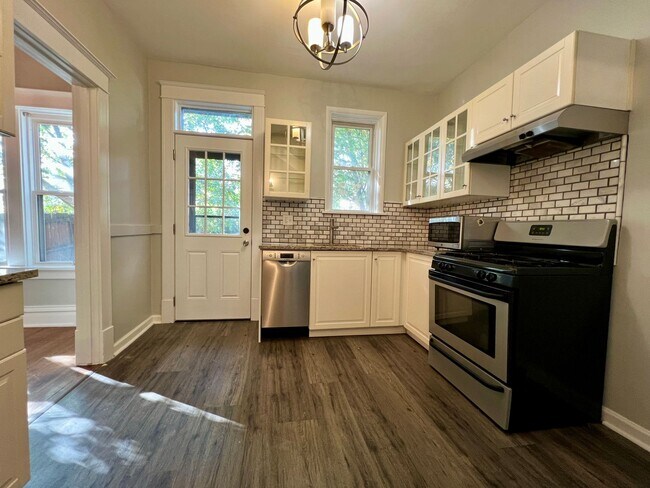 Building Photo - 6114 Columbia Ave