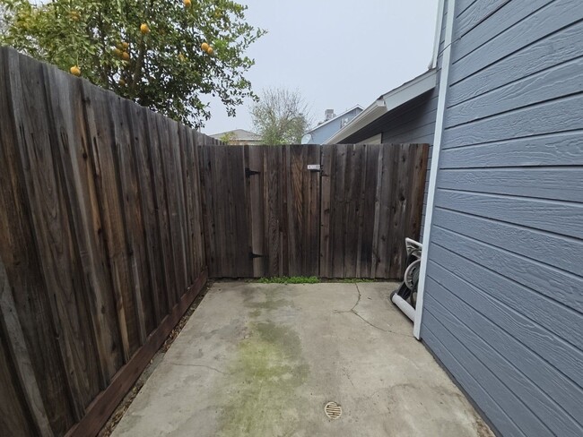 Building Photo - Cozy, Quiet Condo