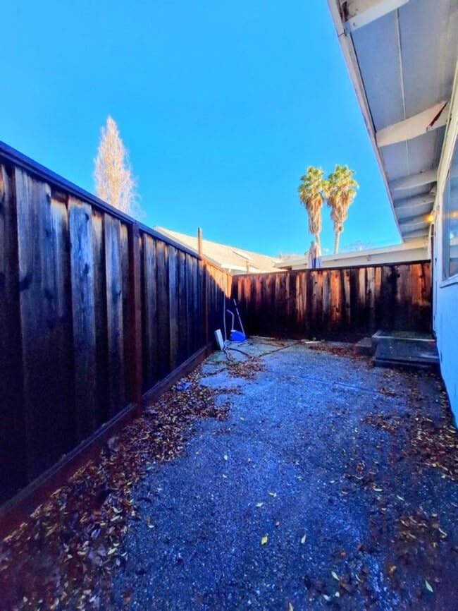 Building Photo - Cat Friendly 2bd Duplex w/Private Patio & Attached Garage