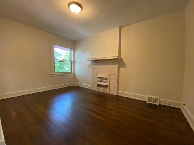 Building Photo - Pet Friendly Squirrel Hill Townhome! Both Covered Front Porch & Backyard!